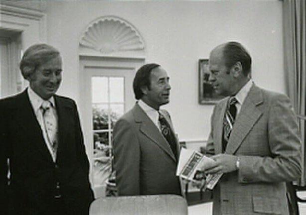 Rich DeVos et Jay Van Andel, les fondateurs d'Amway, en compagnie de Gerald Ford à la Maison Blanche, en juin 1975.