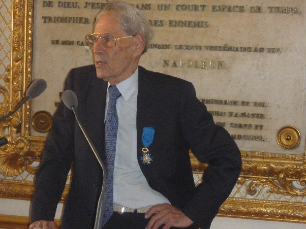 Lester Packer lors de la cérémonie de remise des insignes de l'Ordre national du mérite
